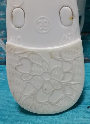 Босоніжки сандалії білі з чорною квіткою8 фото