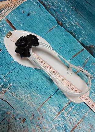 Босоніжки сандалії білі з чорною квіткою9 фото