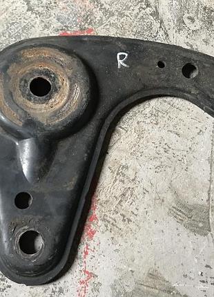 Бу кронштейн підрамника правий renault 8200269897, 7700423162, laguna 2, espase 4, velsatis,