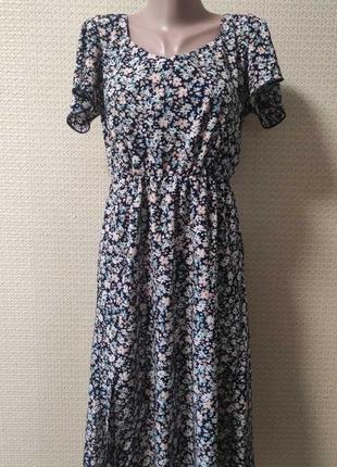 Летнее платье с вырезом