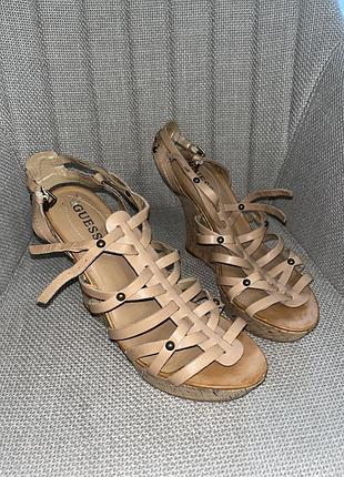 Босоніжки на високій платформі