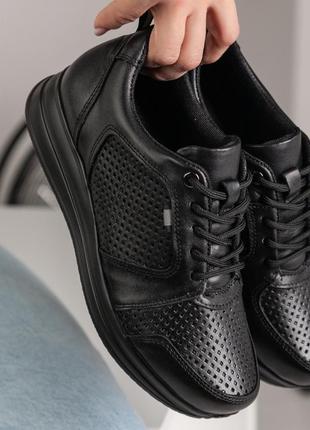 Кроссовки женские черные перфорированные