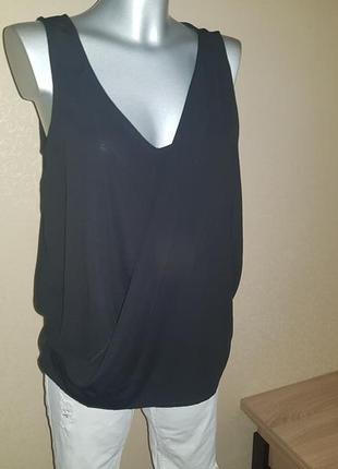 Красива блуза з декольте на запах