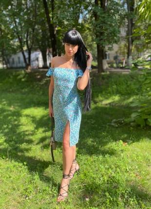 Женское платье с цветочным принтом