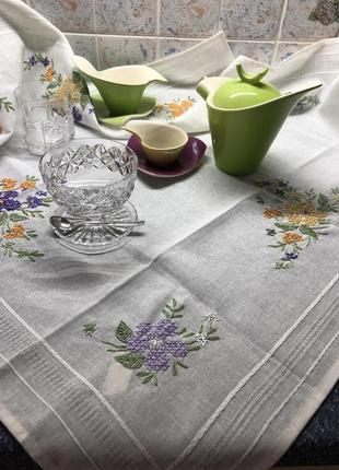 З італії: наперон/скатерти з вишивкою на чайний столик (покривати велику скатертину). ціна знижена!