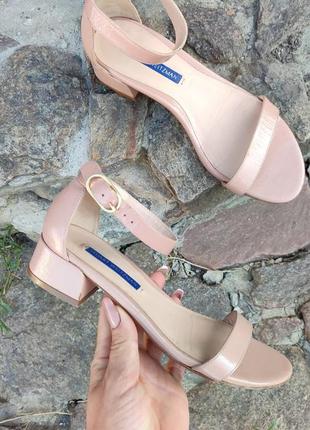 Елегантні шкіряні босоніжки stuart weitzman