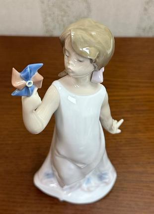 Фарфоровая статуэтка lladro «симпатичная вертушка».