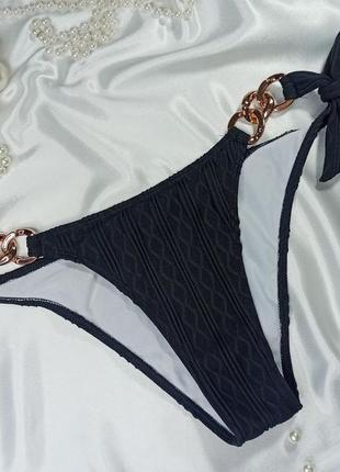 Трендовые плавки бикини низ купальника на завязках с золотой цепочкой shein