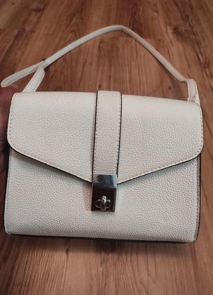 Сумка кремового кольору.