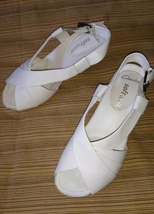 Білі босоніжки clarks, р.37,  натуральна шкіра.