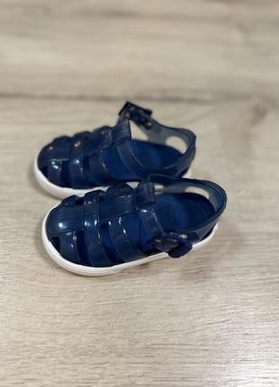 Резиновые босоножки бренда igor