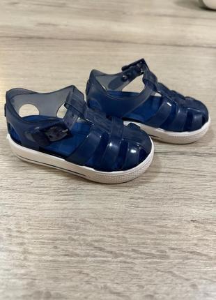 Резиновые босоножки бренда igor