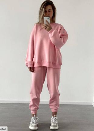 Розовый спортивный костюм