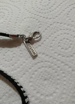 Узкий чёрный чокер с декором freedom . длина от края до края цепочки 38 см.