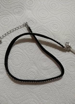 Узкий чёрный чокер с декором freedom . длина от края до края цепочки 38 см.