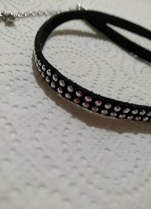 Узкий чёрный чокер с декором freedom . длина от края до края цепочки 38 см.