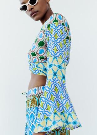 Топ с принтом и узлом