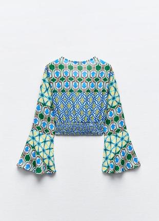 Топ с принтом и узлом