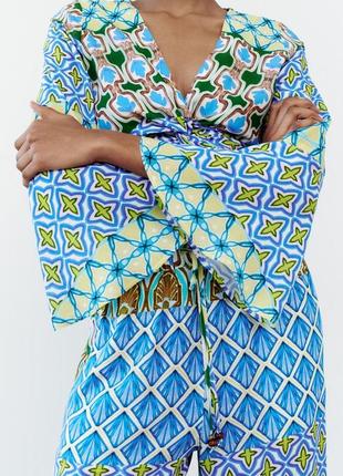 Топ с принтом и узлом