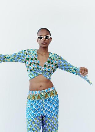 Топ с принтом и узлом