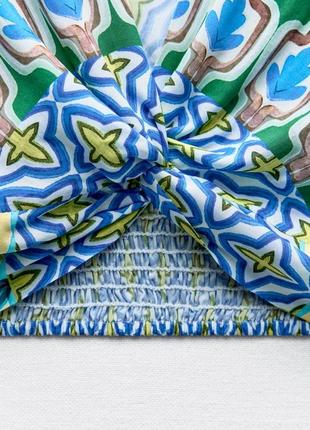 Топ с принтом и узлом