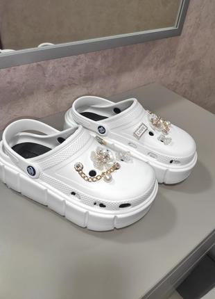 Кроксы женские с джибитсами