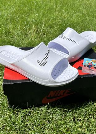 Чоловічі сланці шльопанці nike victori one calm benassi білі резинові