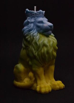 Ароматична свічка ручної роботи лев патріотичний1 фото