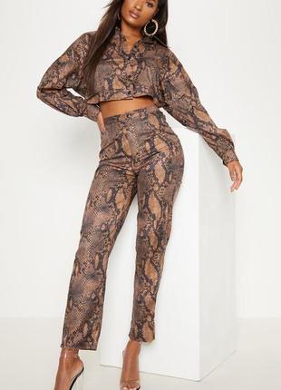 Брюки/брюки в змеиный принт от prettylittlething