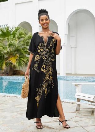 Чорна сукня з золотою вишивкою