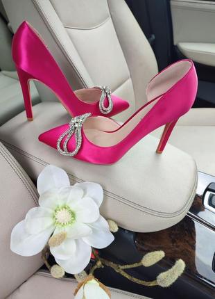 Туфли с вырезом сбоку шпилька лодочки малиновые с камнями