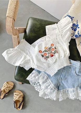 Летний костюм-двойка/ блузка с вышивкой и джинсовые шорты с кружевом