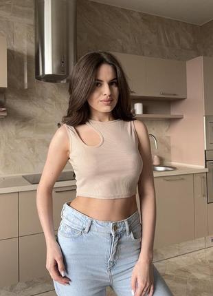 Топ з асиметричним вирізом