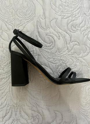 Босоніжки жіночі