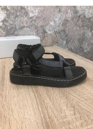 Мартінси босоніжки сандалі шльопанці боссоножки