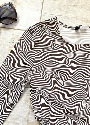 Оригинальное платье h&m с волнистым принтом и вырезами на талии9 фото