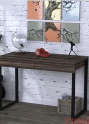 Стильный офисный стол с двумя выдвижными ящиками.