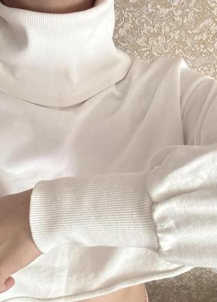 Стильный белый укороченный гольф