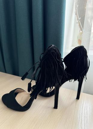 Босоніжки з бахромою