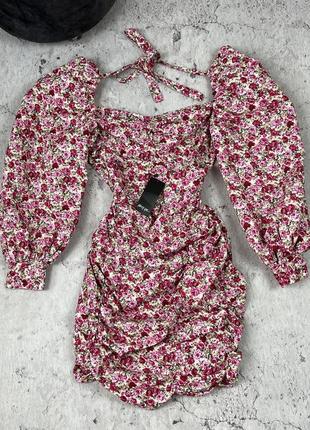 Квіткова жіночна сукня зі сборками та пишними рукавами nasty gal у квітковий принт з відкритою спиною