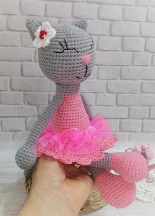 Киця балерина. в'язаний котик. кішка.