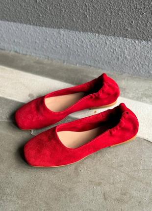 Яскраво червоні замшеві трендові балетки
