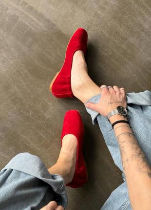 Яскраво червоні замшеві трендові балетки