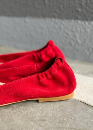 Яскраво червоні замшеві трендові балетки