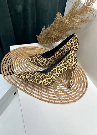 В наявності тигрові шкіряні трендові туфлі човники