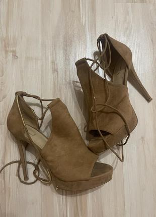 Босоніжки на завʼязках aldo