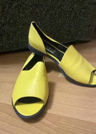 Продам босоніжки