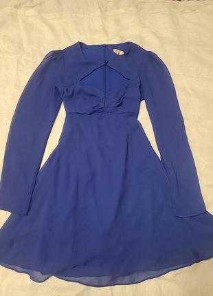 Сукня з цікавим декольте