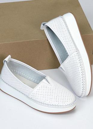Белые женские мокасины