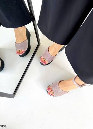 Босоніжки замша на танкетці